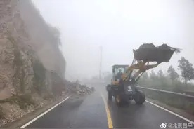 暴雨橙色预警！北京多处发生山体塌方 养护人员正紧急处置图片