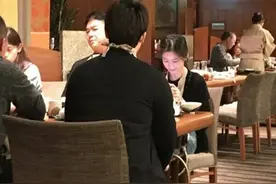刘强东章泽天约人餐厅吃饭 男方与同桌人聊天表情严肃图片