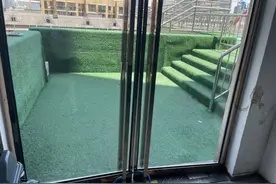 视频曝光！杭州76岁老伯泳池意外溺水，1分02秒后被拉起，目前已转移至ICU图片