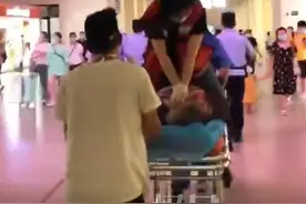 女子火车站突发呼吸心跳骤停，急救医生边心肺复苏边送医院图片