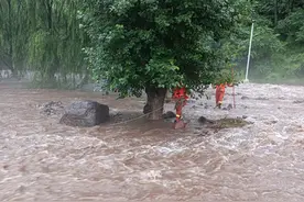 暴雨引发山洪致3人被困，延庆消防4小时安全营救图片