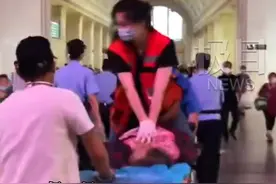 女子火车站突发呼吸心跳骤停，急救医生边心肺复苏边送医院图片