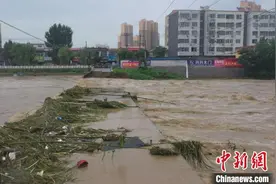 河北易县暴雨引发洪灾 12座桥梁坍塌3765名群众转移图片