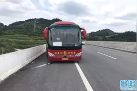 大客车在遵义环城高速上突发爆胎 司机临危不乱护29名乘客安全图片