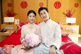 王彦霖艾佳妮三亚完婚 易烊千玺录视频送祝福图片