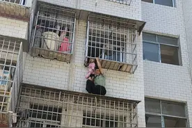 邵阳女童被卡防盗窗身体悬空，名叫姚小艳的邻居托举救人！别猜了，他是位大爷图片