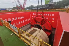 “皖江第一隧”迎重大施工节点 15米直径盾构机刀盘吊装下井图片