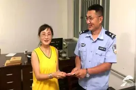 地上散落2000元现金？！烟台大嫚风中弯腰捡拾 分文不少送归原主图片