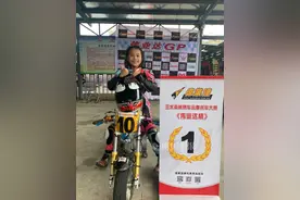 广西8岁女童夺摩托车大赛冠军，网友：这胆量图片