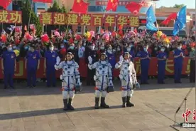 中国航天员在轨“满月”，太空穿着有哪些讲究图片