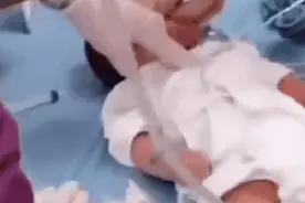 暖心！新生儿窒息，十几名医护持续抢救图片