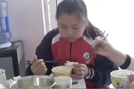 为救母亲狂啃馒头 12岁女孩1个月增重20斤图片