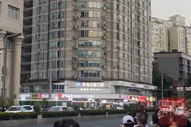 突发！成都一小区高层发生火灾，现场火光冲天图片