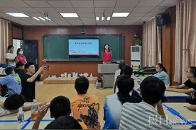 白天为留守学生上课，晚上在教室打地铺，武汉大学生在鄂州当小老师图片