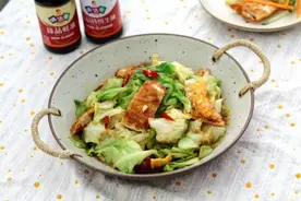 #夏日开胃餐# 荷包蛋炒甘蓝图片