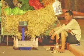 为供养俩孩子上学，这位父亲“路灯下卖瓜”网友感动直呼“想到我爸了”图片