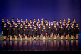 童心向党，合唱团小演员们用演出交“期末答卷”图片