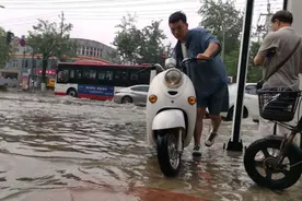 壹现场丨河北燕郊行宫东大街积水成河 工作人员紧急排水图片