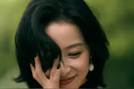 周雨彤绿意大片尽显夏日清爽 穿黑白拼接修身裙性感迷人图片