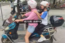 电瓶车上的孩子，你来自哪里？为何和家长奔在杭州街头图片