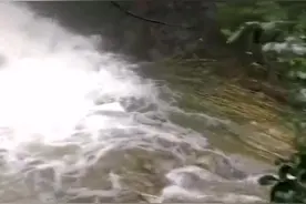 观澜，一泻千里！大雨过后，北京再现明代摩崖石刻描绘美景图片