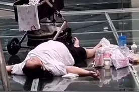女子带娃横躺商场地上避暑，商场员工：经常来图片