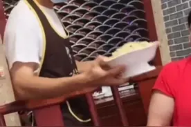 兵哥哥探亲扮服务员给妈妈上菜，妈妈激动地“扇”儿子两巴掌图片