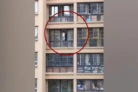 两名小孩爬到窗户上玩耍，对楼邻居等他们回楼内才敢大喊阻止视频封面