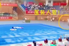 小伙打醉拳倒地工作人员吓得冲上场：太逼真，以为他晕倒图片