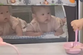 双胞胎妹妹趴床上看姐姐吃饭，被“馋哭”了图片