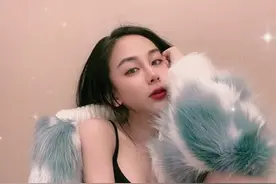 韩女团出道成员爆潜规则！灌酒醉倒...她开直播「签卖身契」找干爹图片