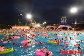 水上乐园迎“夜游热”，泳池边都没地方放鞋了图片