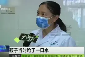 女童学游泳  呛水致肺炎