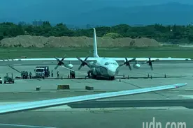 台媒称美军C130降落台湾桃园机场装卸货物图片
