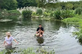 妈妈和闺蜜在聊天，7岁男孩掉进深水区图片