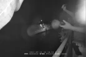 女子深夜对工地保安说：“手机送给你，我用不上了！”保安连忙报警图片