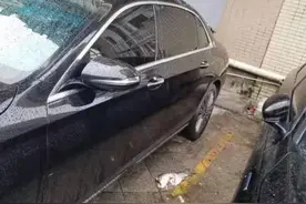 四川宜宾：“神鱼寻短”跃下18楼 砸烂奔驰车天窗幸无人受伤图片