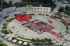 敦化市第三届企业家节在渤海广场开幕图片