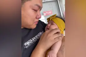 宝宝打针爸爸心疼流泪，妈妈：他哭的比娃还惨视频封面