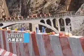 大桥边摆满鲜花水果，看完瞬间“破防”…图片