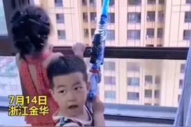 萌娃发现爷爷家在吃饭 爸爸带娃蹭饭一扫而光图片