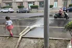 暴雨致西北旺一道路多车被泡，应急办：有监控点位有情况立即抢险图片