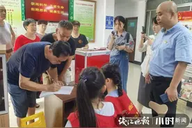 烧伤女孩一家所在的杭州净寺社区，一上午来了好多人捐款：一定要挺住啊图片