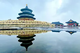 北京雨后古建筑群倒影空间感十足图片