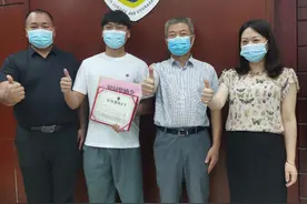 广州一大学生深夜地铁口勇追歹徒，获见义勇为基金会表彰图片