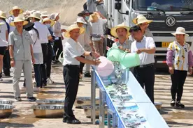 50万尾土著鱼放流金沙江——云南举行龙开口段鱼类增殖放流活动图片