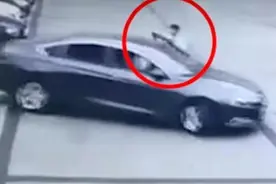 痛心！江苏女司机倒车撞倒丈夫夹死自己，只因犯了这个错误图片