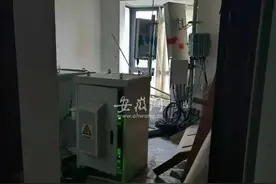 基站“藏身”居民楼追踪｜业主代表：希望将基站拆除 双方就解决方案暂未达成一致图片