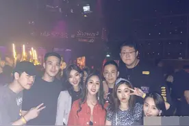 何超欣22岁生日派对现场曝光 俊男靓女同框合影超养眼图片