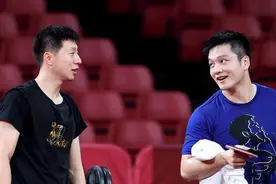 瞰奥·战前 | 国乒首次进入东京体育馆训练 刘国梁现场督战图片